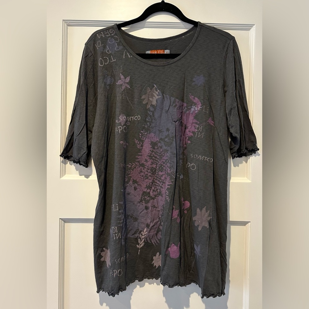 Blue Fish Simple Tee in Carbon